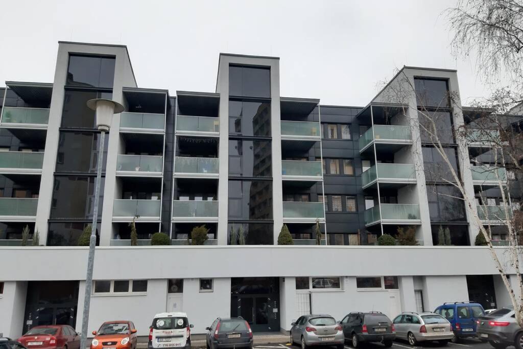 Prague Apartment In Most Near Golf Club, Aqua-Hipo-Autodrom In 莫斯特 外观 照片
