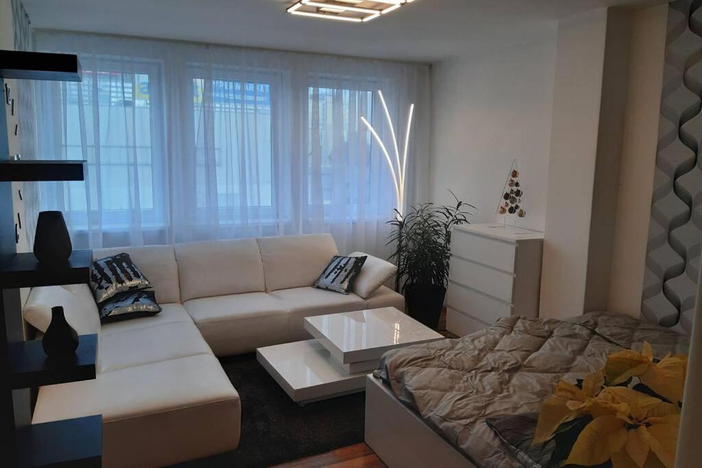Prague Apartment In Most Near Golf Club, Aqua-Hipo-Autodrom In 莫斯特 外观 照片
