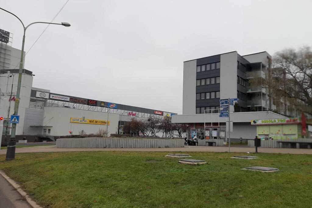 Prague Apartment In Most Near Golf Club, Aqua-Hipo-Autodrom In 莫斯特 外观 照片